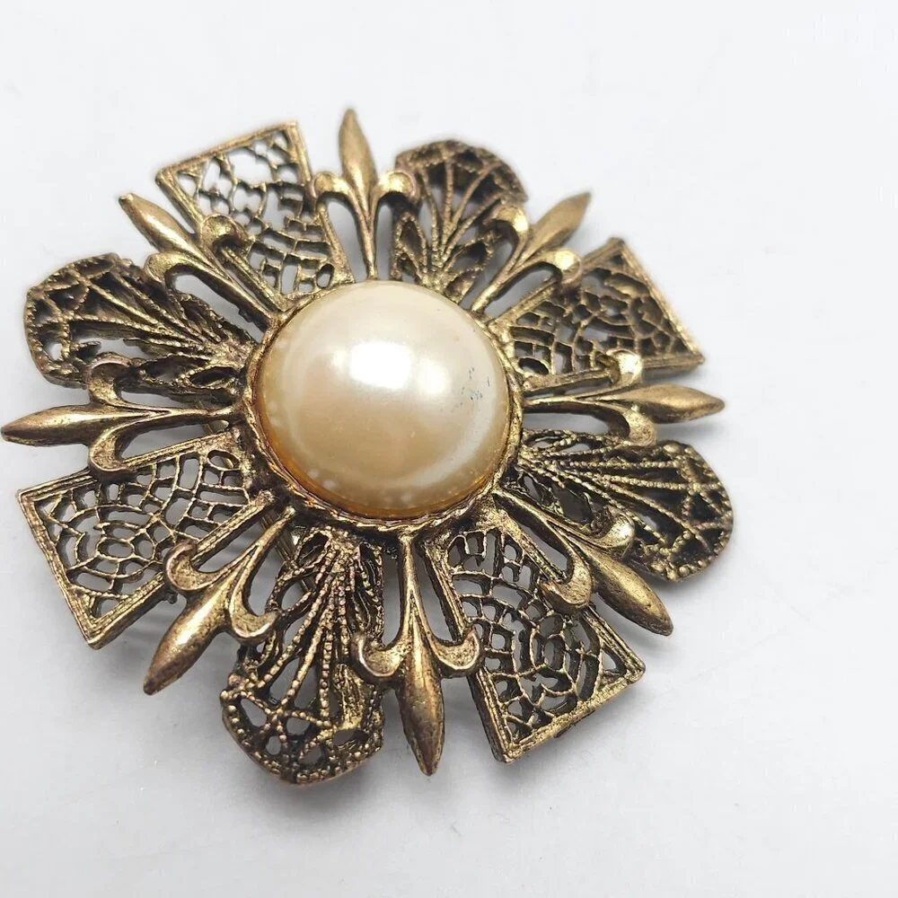 Vintage Gold Tone Fleur De Lis Brooch With Faux Pearl